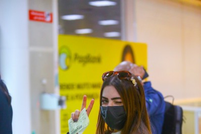 Jade Picon faz a alegria dos fãs antes de embarcar em aeroporto do Rio