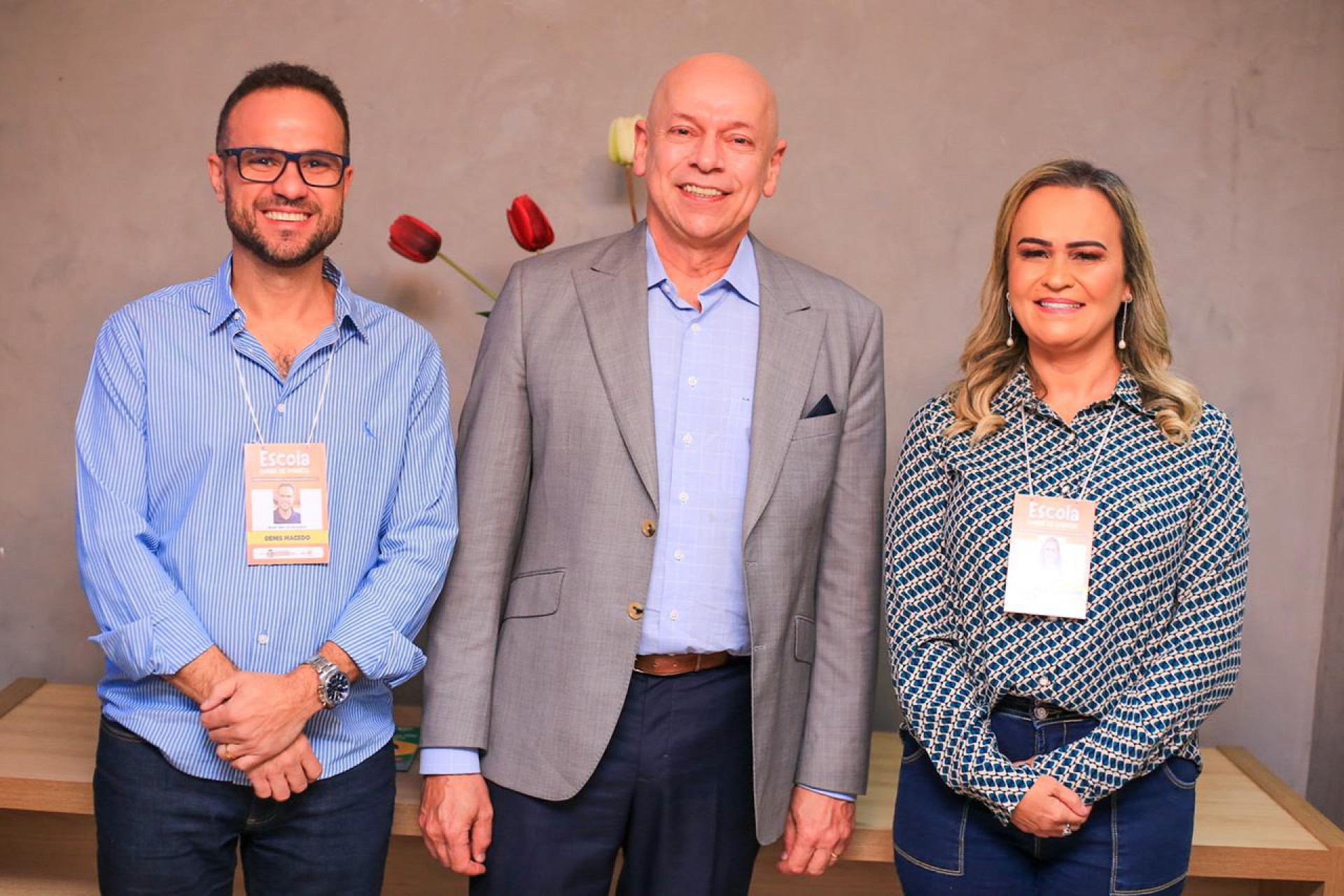 Leandro Karnal (ao centro) o secretário de Educação, Denis Macedo, e a deputada federal Daniela do Waguinho - Rafael Barreto / PMBR