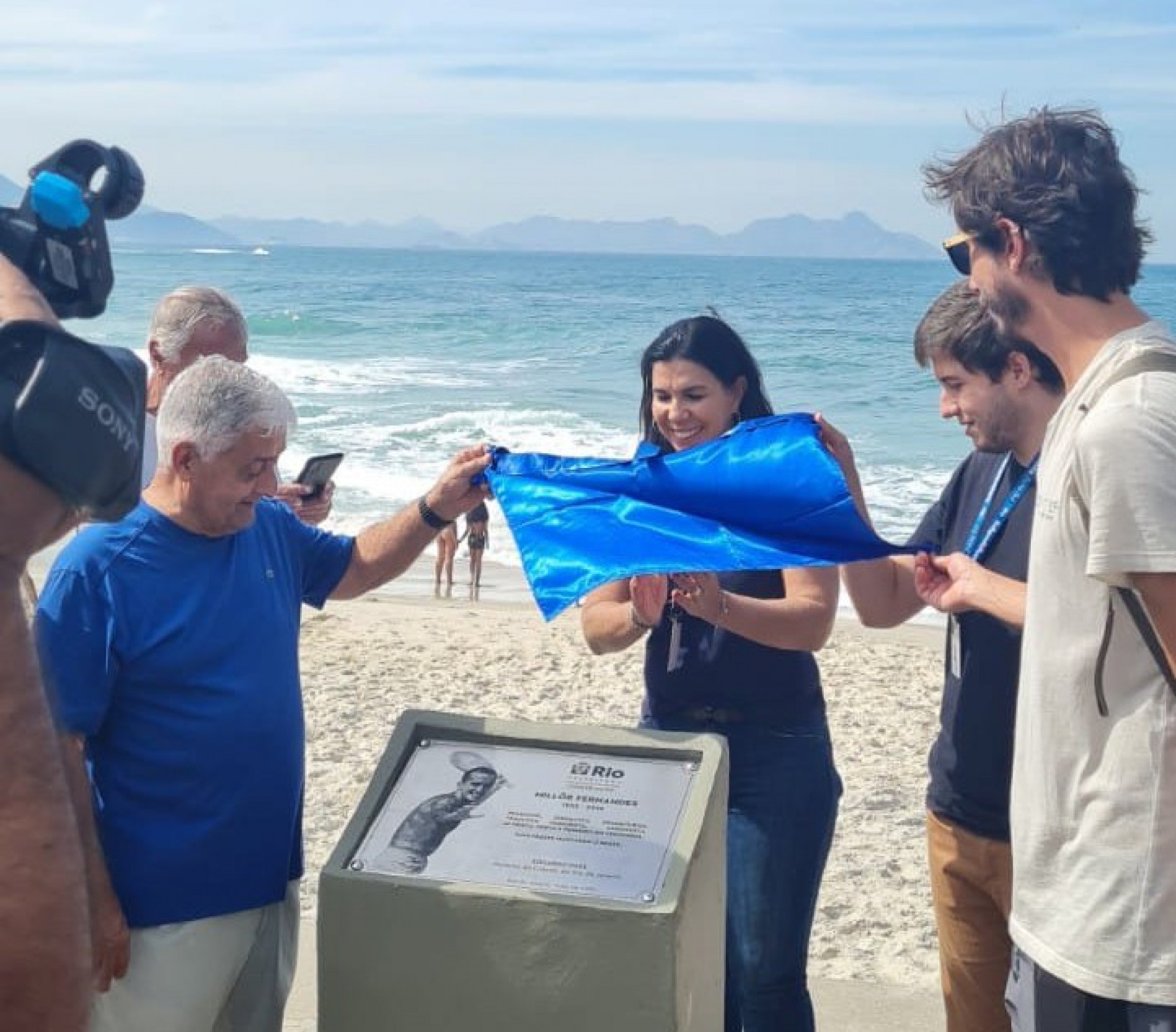 O jornalista Luiz Gravatá (camisa azul) e a secretária Anna Laura Valente Secco participaram da homenagem - Divulgação