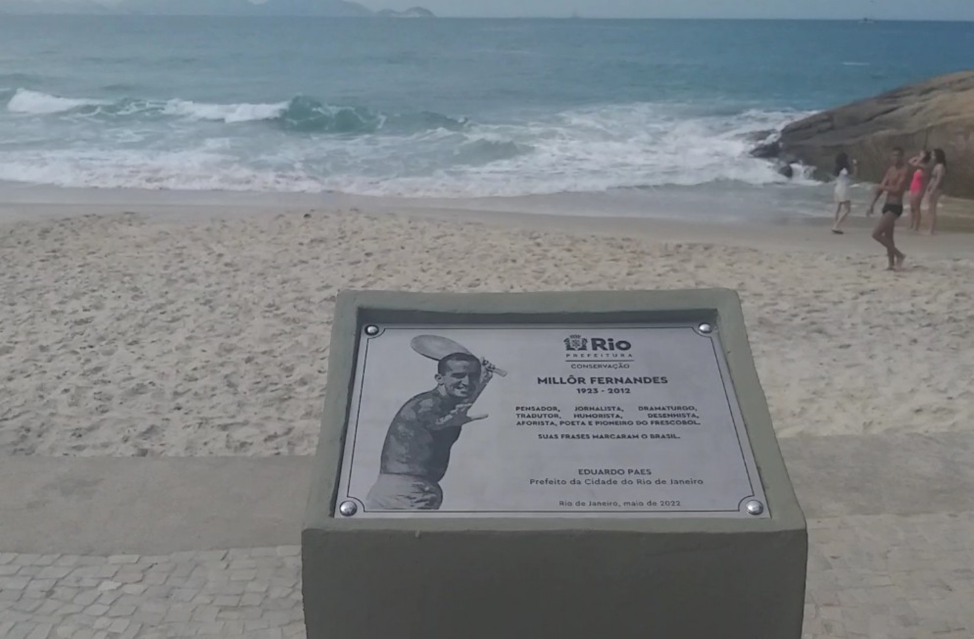 Placa em homenagem a Millôr Fernandes foi instalada em frente à faixa de areia onde pratica frescobol - Divulgação