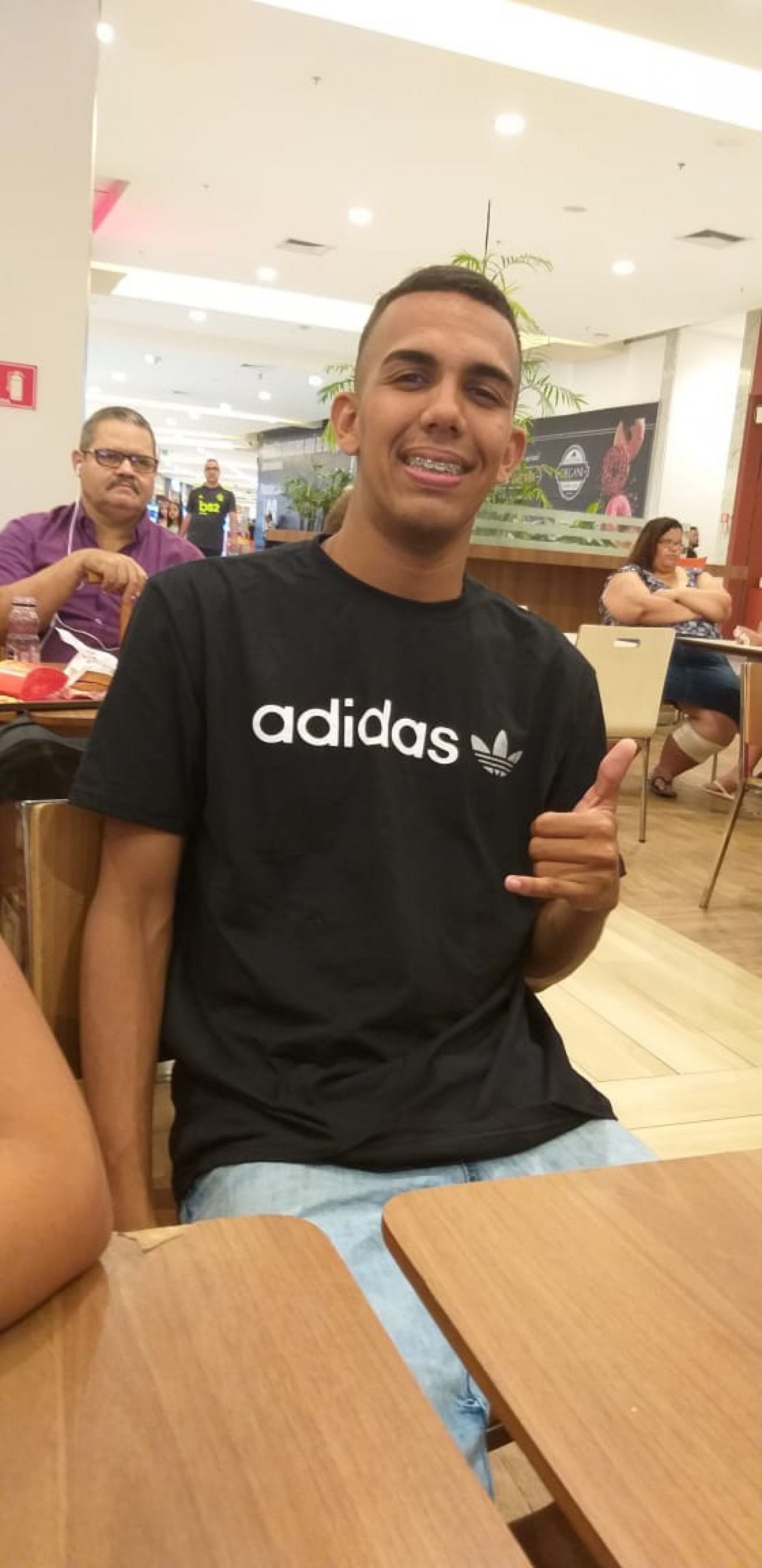 Luiz Elias estava de moto, aguardando a mãe que saía do trabalho em Nova Iguaçu, quando foi atacado atacado por criminosos - Reprodução Facebook