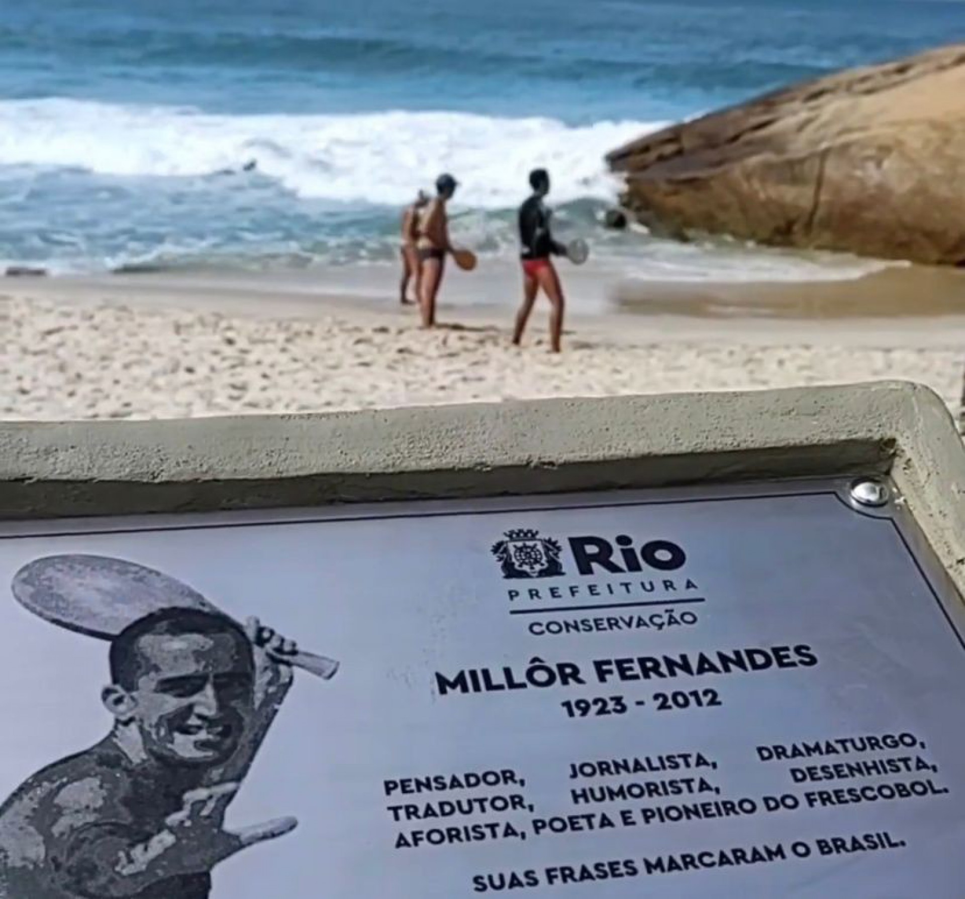 Millôr Fernandes foi pioneiro do frescobol, esporte que é sucesso na praia até os dias atuais - Reprodução / Anna Luiza Valente Secco