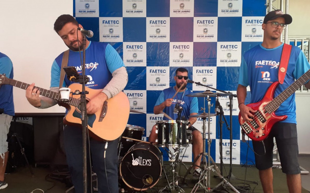 Os participantes puderam curtir tamb&eacute;m m&uacute;sica ao vivo com a banda The Alexs