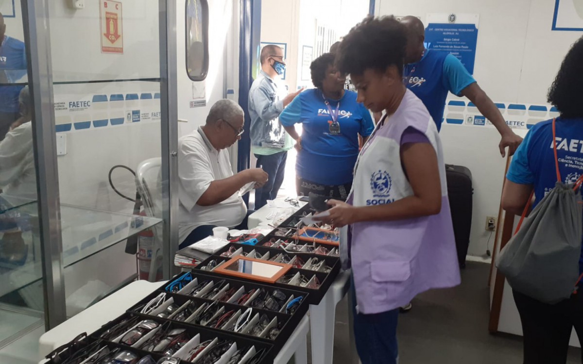 Os participantes tamb&eacute;m tiveram a oportunidade de tirar a segunda via de documentos, aplica&ccedil;&atilde;o de fl&uacute;or, exame de vista, cortar cabelo, tirar documentos, agendamento para recadastramento do Aux&iacute;lio Brasil, agendar emiss&atilde;o de RioCard S&ecirc;nior para idosos