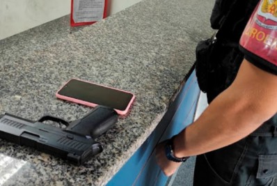 Homem é preso com celular roubado e simulacro de pistola em Mesquita