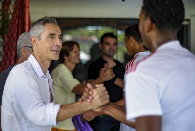 Paulo Sousa assiste a jogo sub-20 do Flamengo em cima de andaime