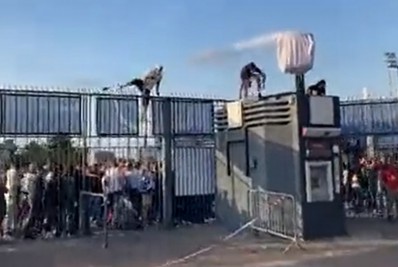 Torcedores sem ingresso invadem estádio e início da final da Liga dos Campeões é adiado