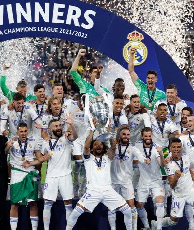 Marcelo ergue a taça de campeão da Champions League
