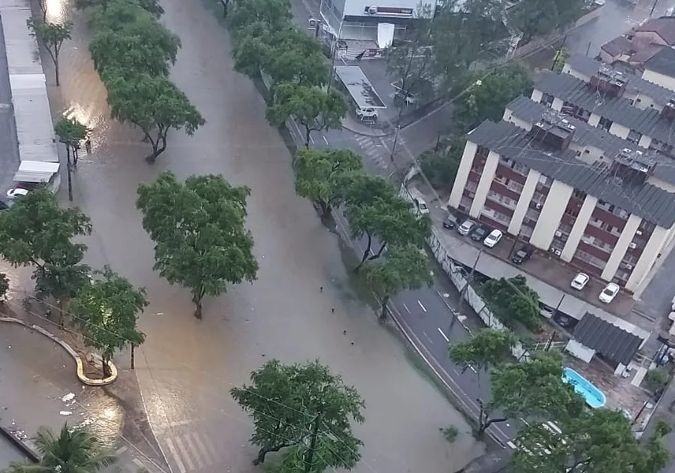 Chuva causa alagamentos em Recife - Reprodução