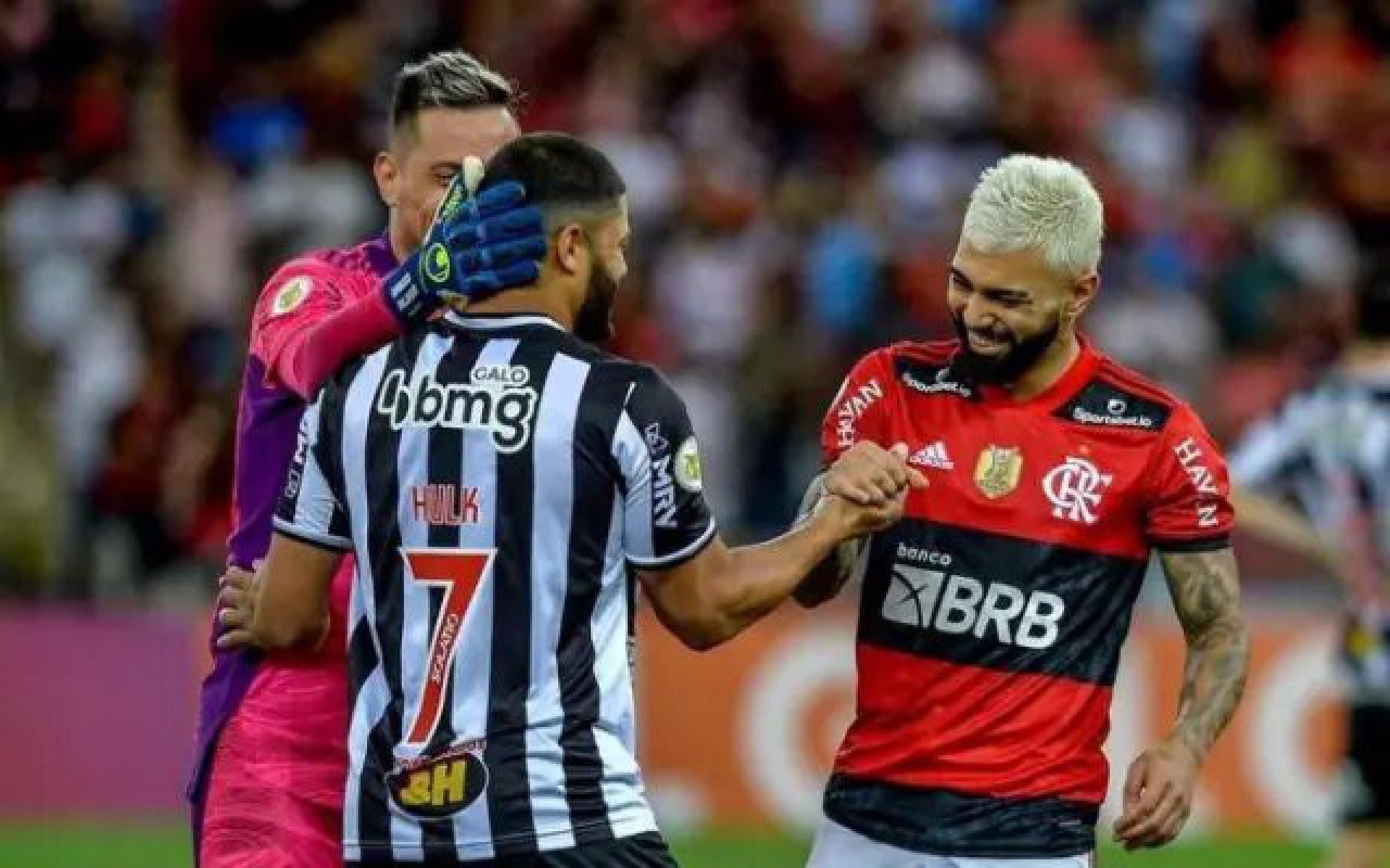 De malas prontas, Isla vê Braz o enaltecer e recebe aval de ídolo do  Flamengo: 'Grande contratação