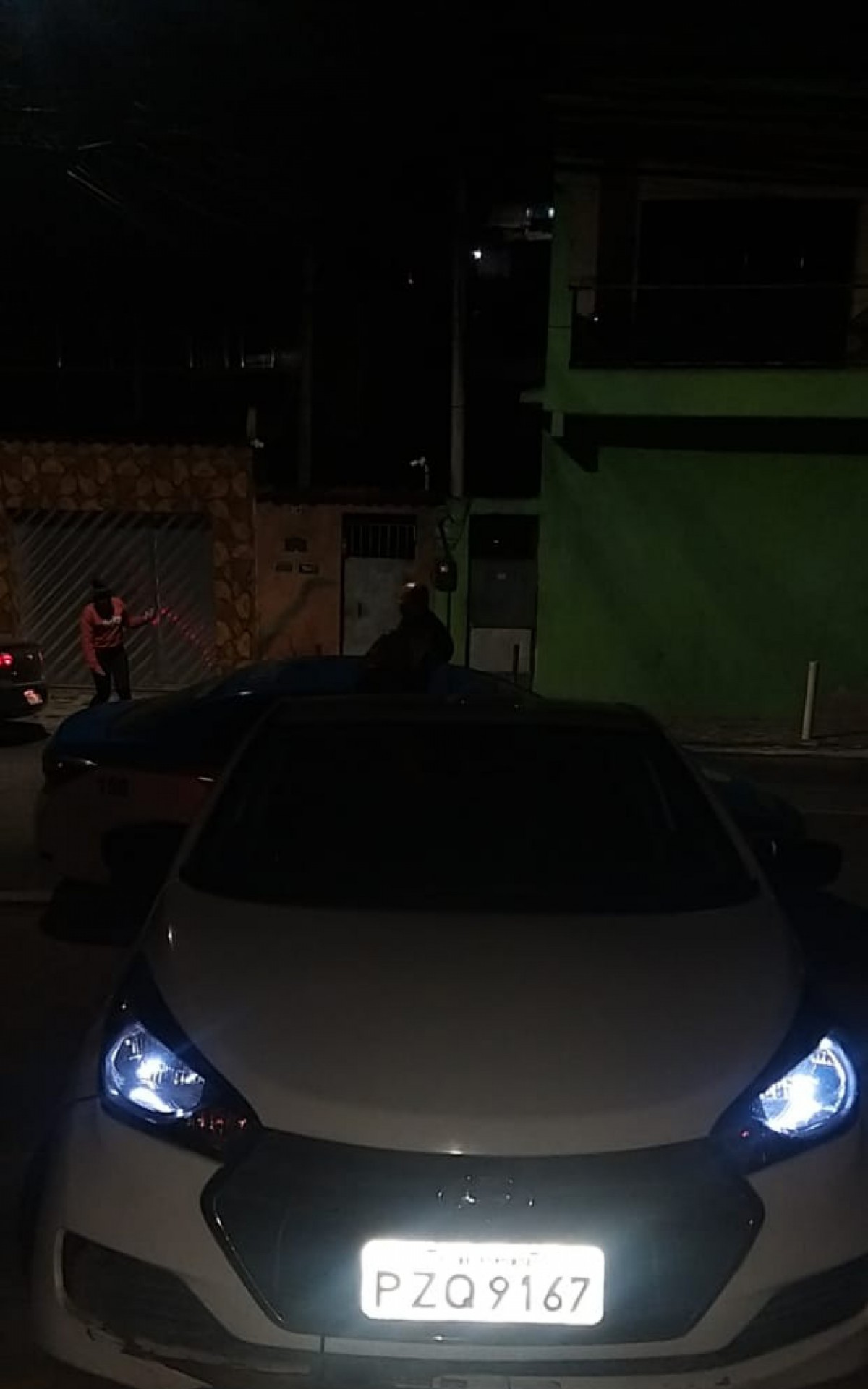 Um carro roubado foi recuperado pelos policiais militares