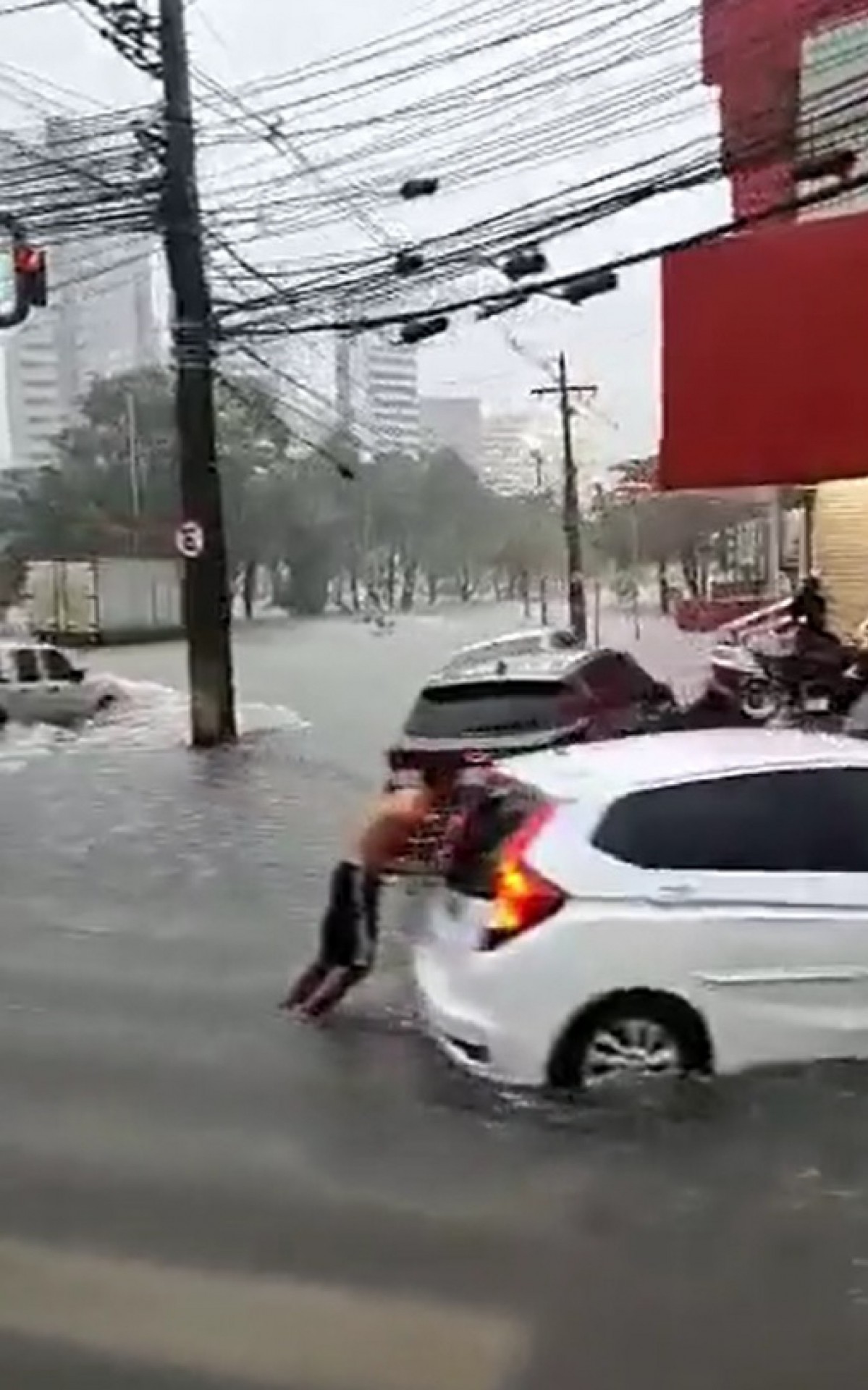 Ruas alagadas no Grande Recife - Reprodução/Twitter