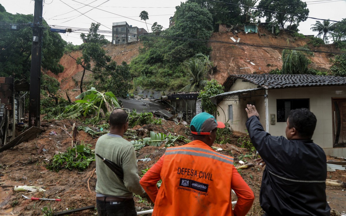Autoridades locais contam com a força tarefa de voluntários para resgates de vítimas e auxílio com os desabrigados