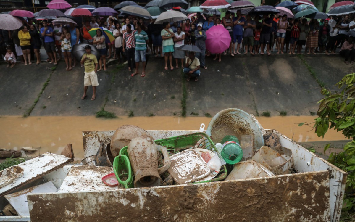 Diversos pontos seguem alagados no Grande Recife