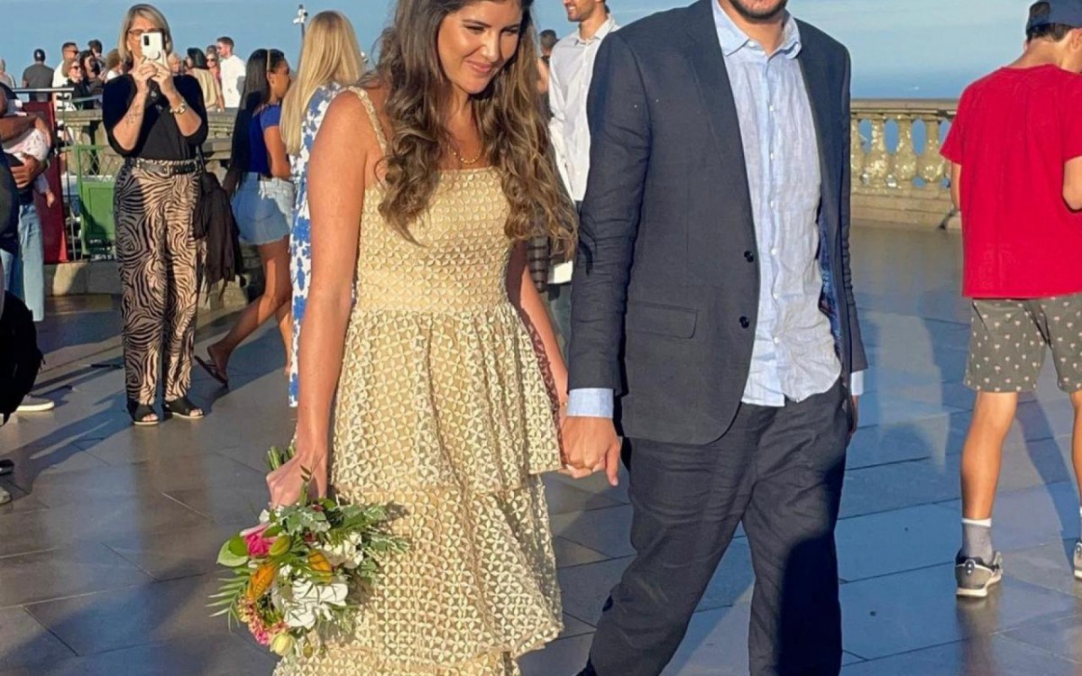 Noivos ap&oacute;s a cerim&ocirc;nia no Cristo Redentor 