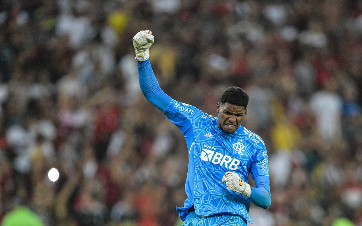 Hugo goleiro do Flamengo durante partida contra o Fluminense no est&aacute;dio Maracan&atilde; pelo campeonato Brasileiro A 2022.