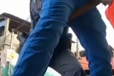 Policial sorri ao golpear as genitálias de dois rapazes durante abordagem
