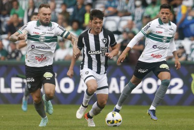 Botafogo perde chance de entrar no G-4 com derrota para o Coritiba 
