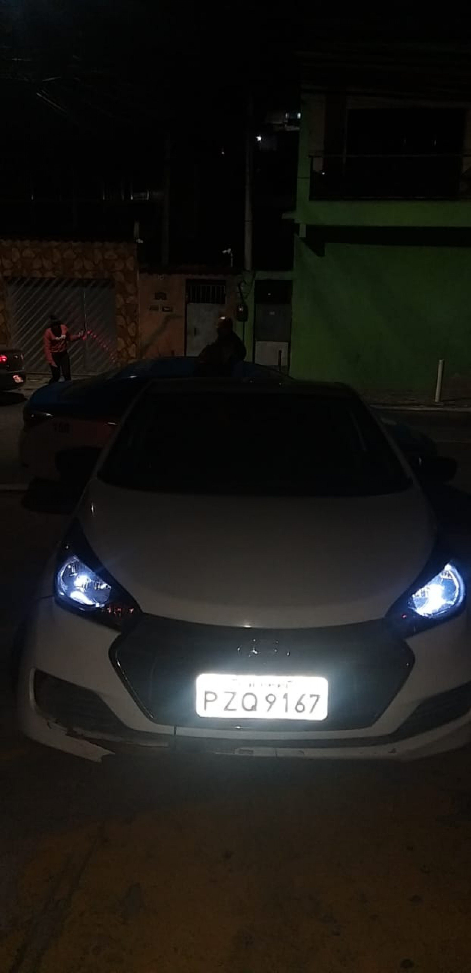 Um carro roubado foi recuperado pelos policiais militares - Twitter / Pmerj
