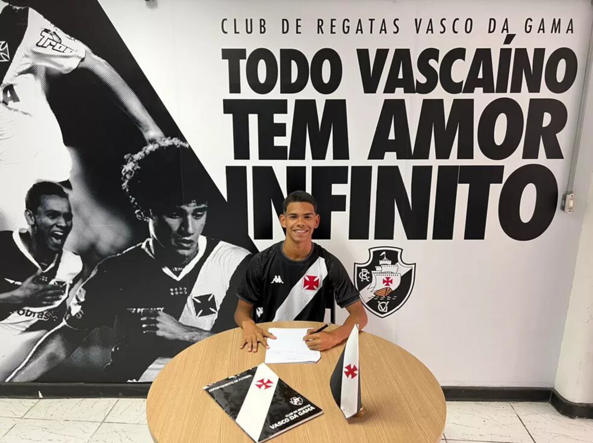 André assina contrato profissional com o Vasco até 2025 - Foto: Divulgação/Vasco