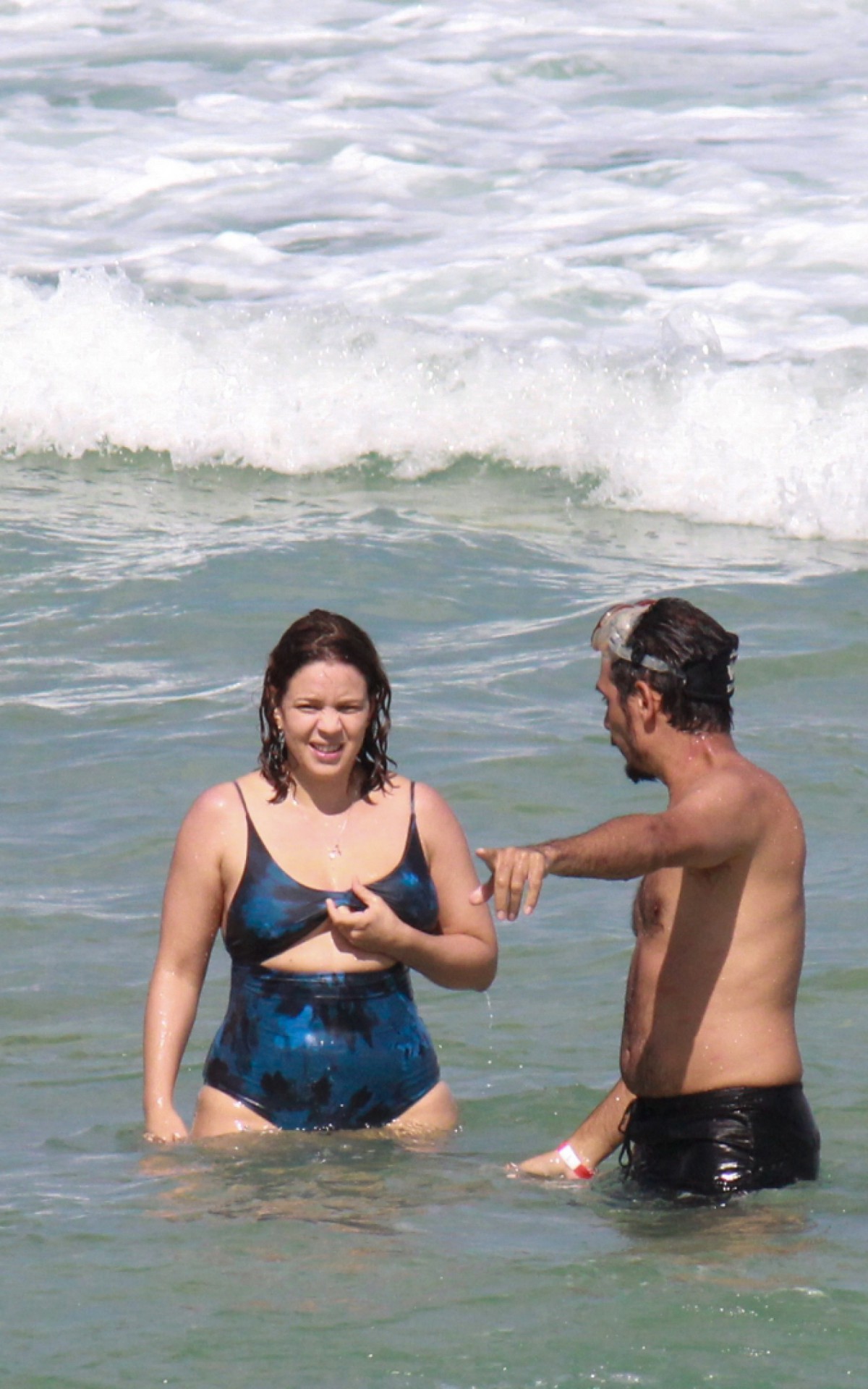 Leandra Leal participa de grava&ccedil;&atilde;o na Praia do Arpoador, na Zona Sul do Rio