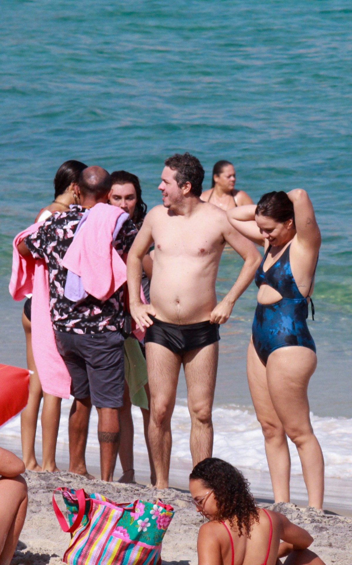 Leandra Leal participa de grava&ccedil;&atilde;o na Praia do Arpoador, na Zona Sul do Rio