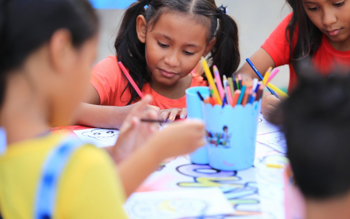 A crian&ccedil;ada se divertiu e colocou a criatividade em desenhos feitos em folhas de papel