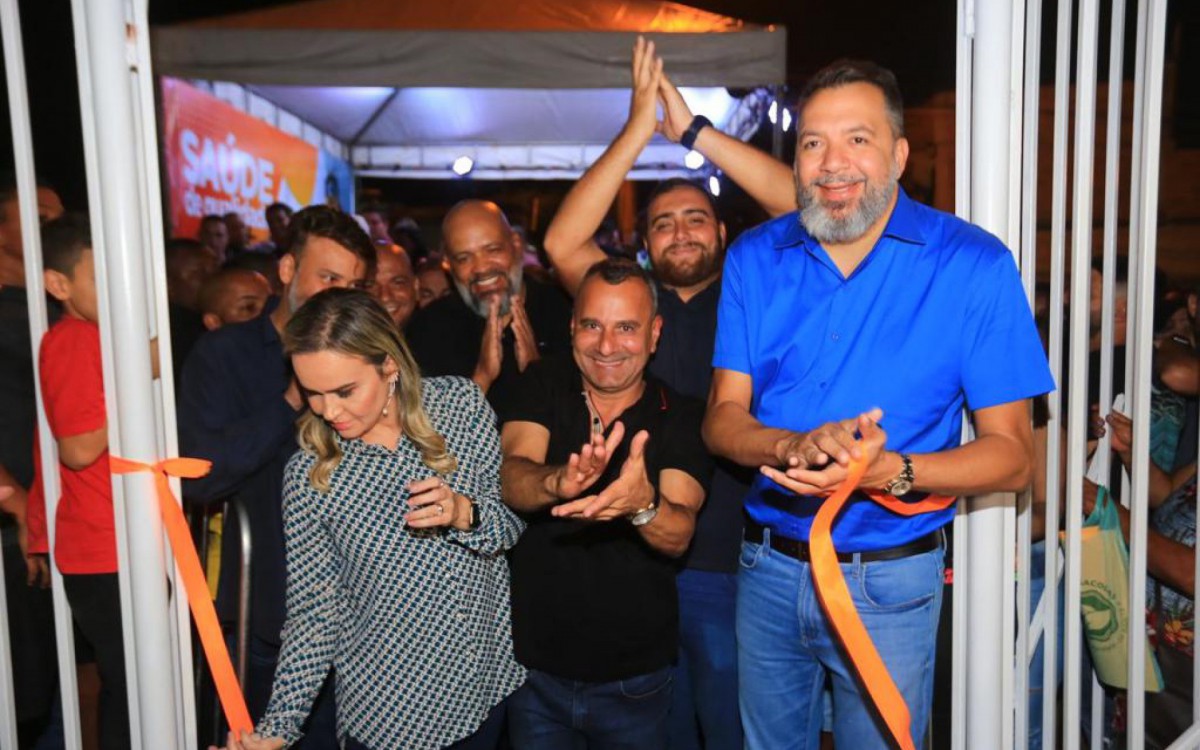 Daniela do Waguinho, prefeito Waguinho e Marcio Canella cortam a fita de inaugura&ccedil;&atilde;o da USF