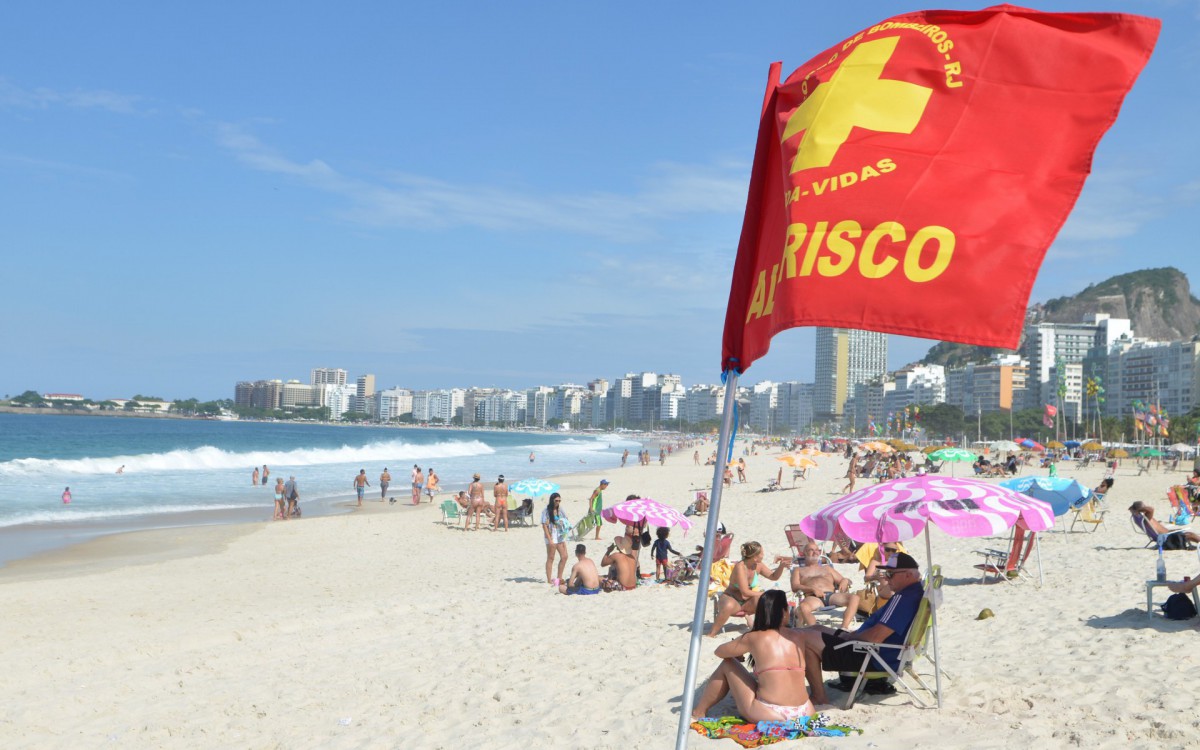 Movimenta&ccedil;&atilde;o na praia de Copacabana - Sandro Vox / Ag&ecirc;ncia O Dia 