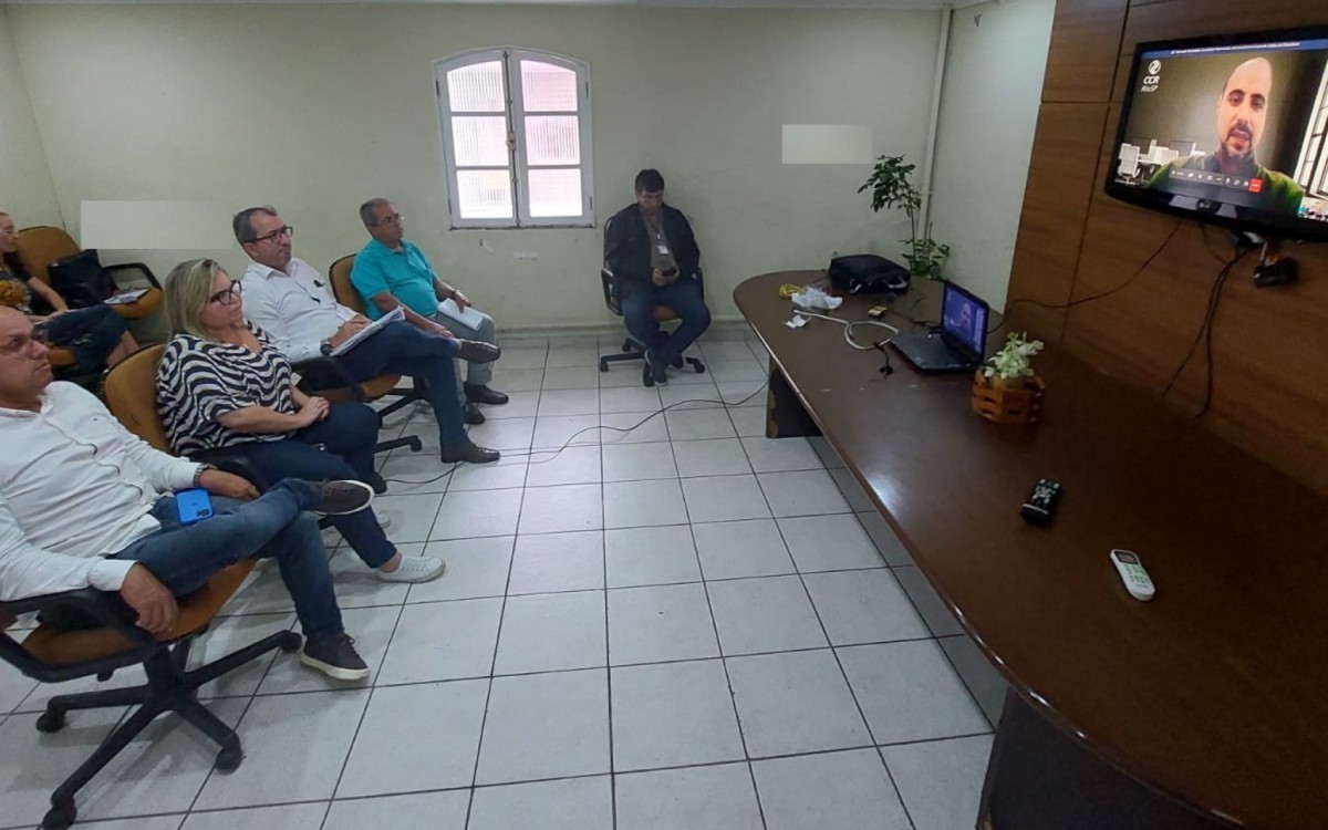 Os vereadores receberam as informa&ccedil;&otilde;es atrav&eacute;s de uma v&iacute;deo confer&ecirc;ncia 