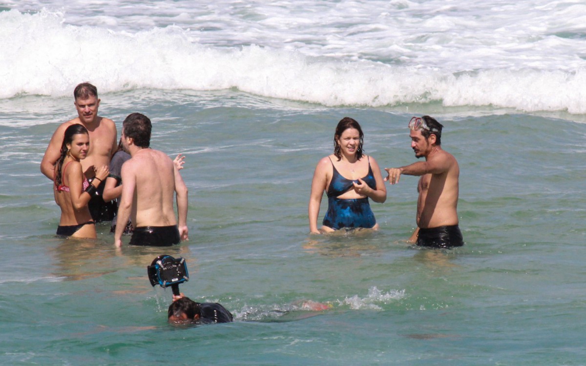 Leandra Leal participa de grava&ccedil;&atilde;o na Praia do Arpoador, na Zona Sul do Rio
