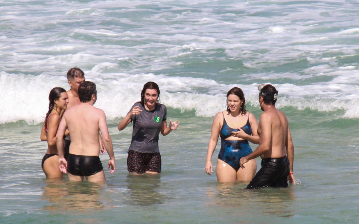Leandra Leal participa de grava&ccedil;&atilde;o na Praia do Arpoador, na Zona Sul do Rio