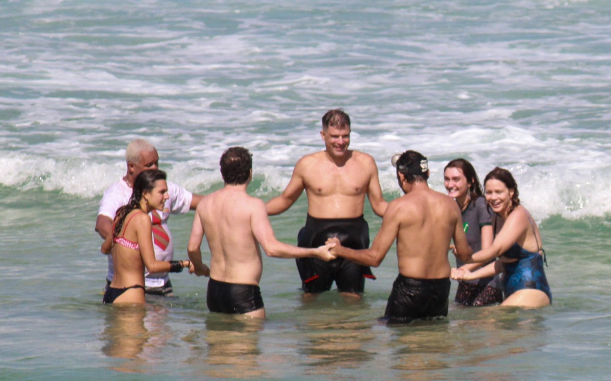 Leandra Leal participa de grava&ccedil;&atilde;o na Praia do Arpoador, na Zona Sul do Rio