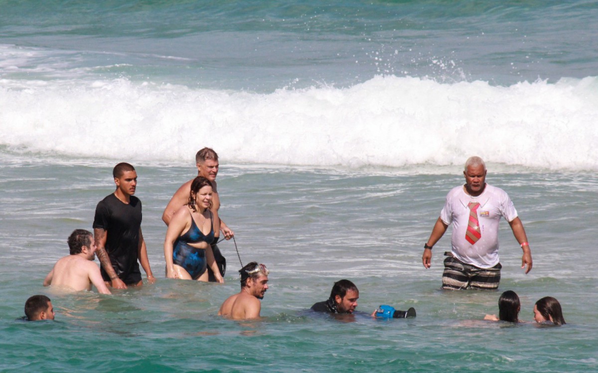 Leandra Leal participa de grava&ccedil;&atilde;o na Praia do Arpoador, na Zona Sul do Rio