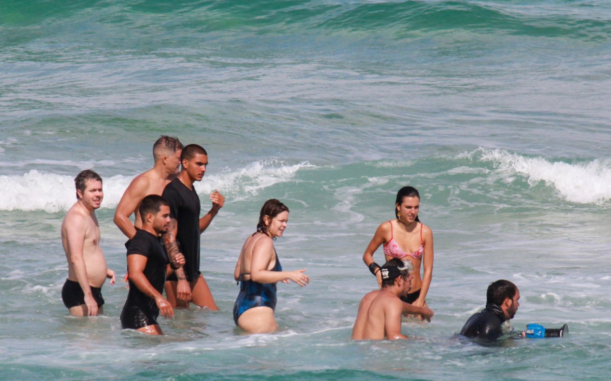 Leandra Leal participa de grava&ccedil;&atilde;o na Praia do Arpoador, na Zona Sul do Rio