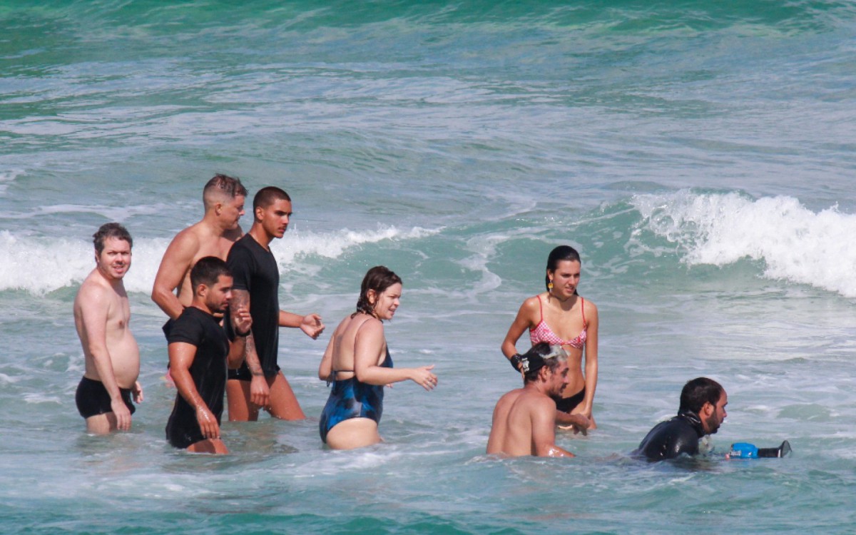 Leandra Leal participa de grava&ccedil;&atilde;o na Praia do Arpoador, na Zona Sul do Rio