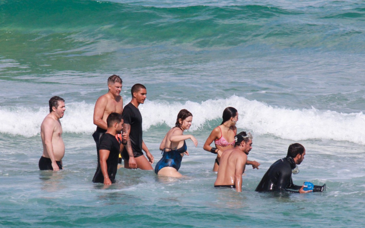 Leandra Leal participa de grava&ccedil;&atilde;o na Praia do Arpoador, na Zona Sul do Rio