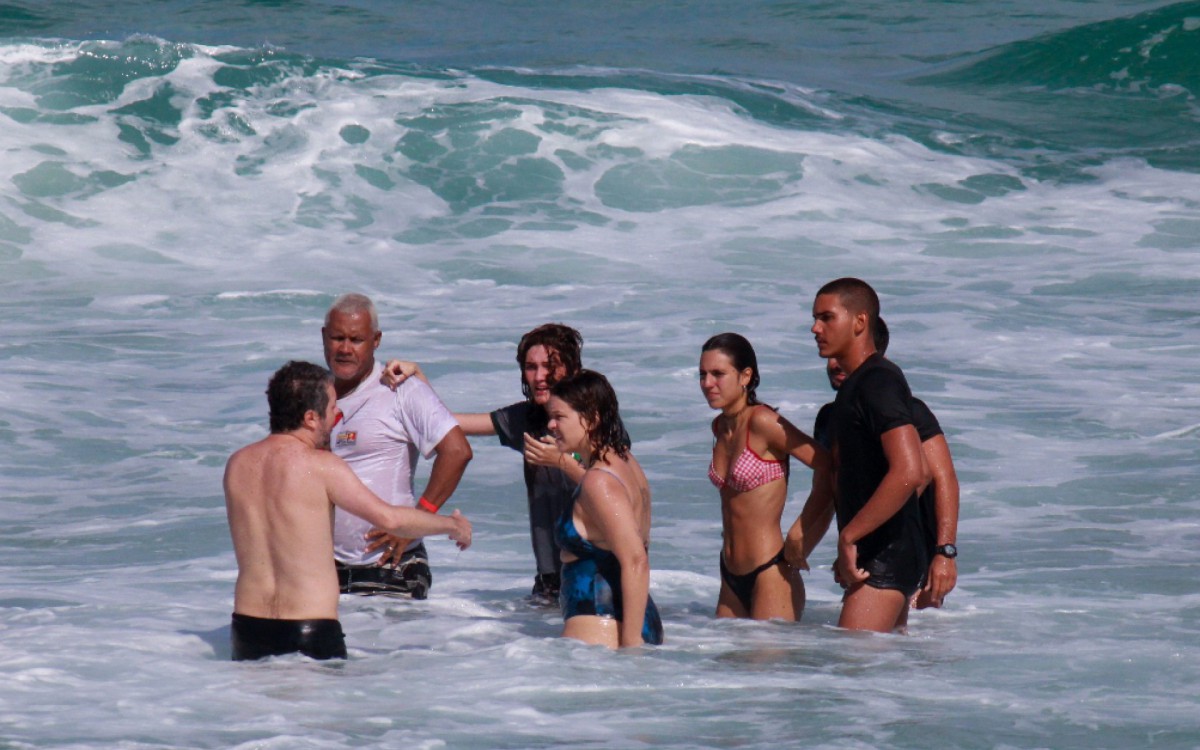 Leandra Leal participa de grava&ccedil;&atilde;o na Praia do Arpoador, na Zona Sul do Rio
