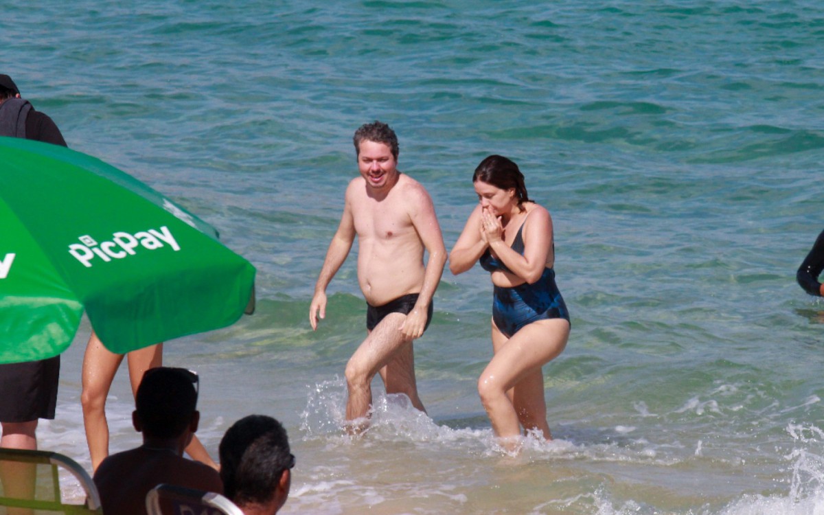 Leandra Leal participa de grava&ccedil;&atilde;o na Praia do Arpoador, na Zona Sul do Rio