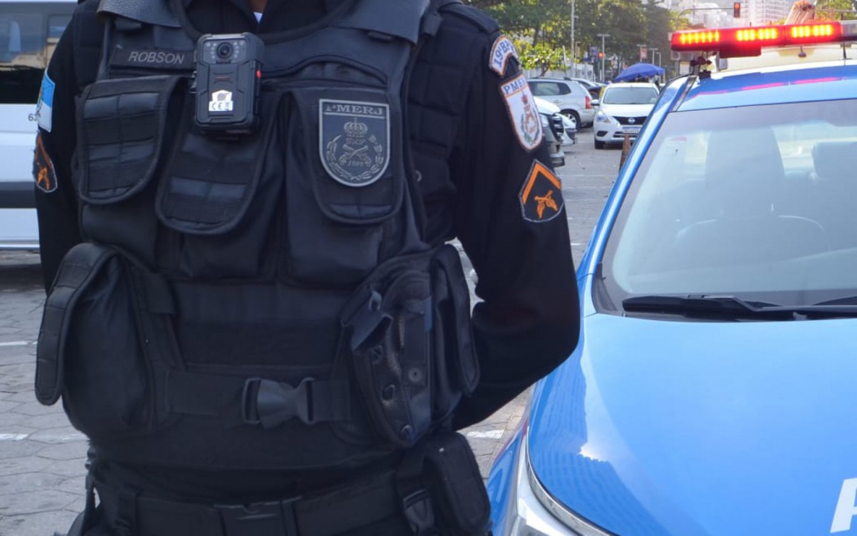 Mais de mil policiais militares começaram a usar câmeras portáteis em seus uniformes - Sandro Vox / Agência O Dia