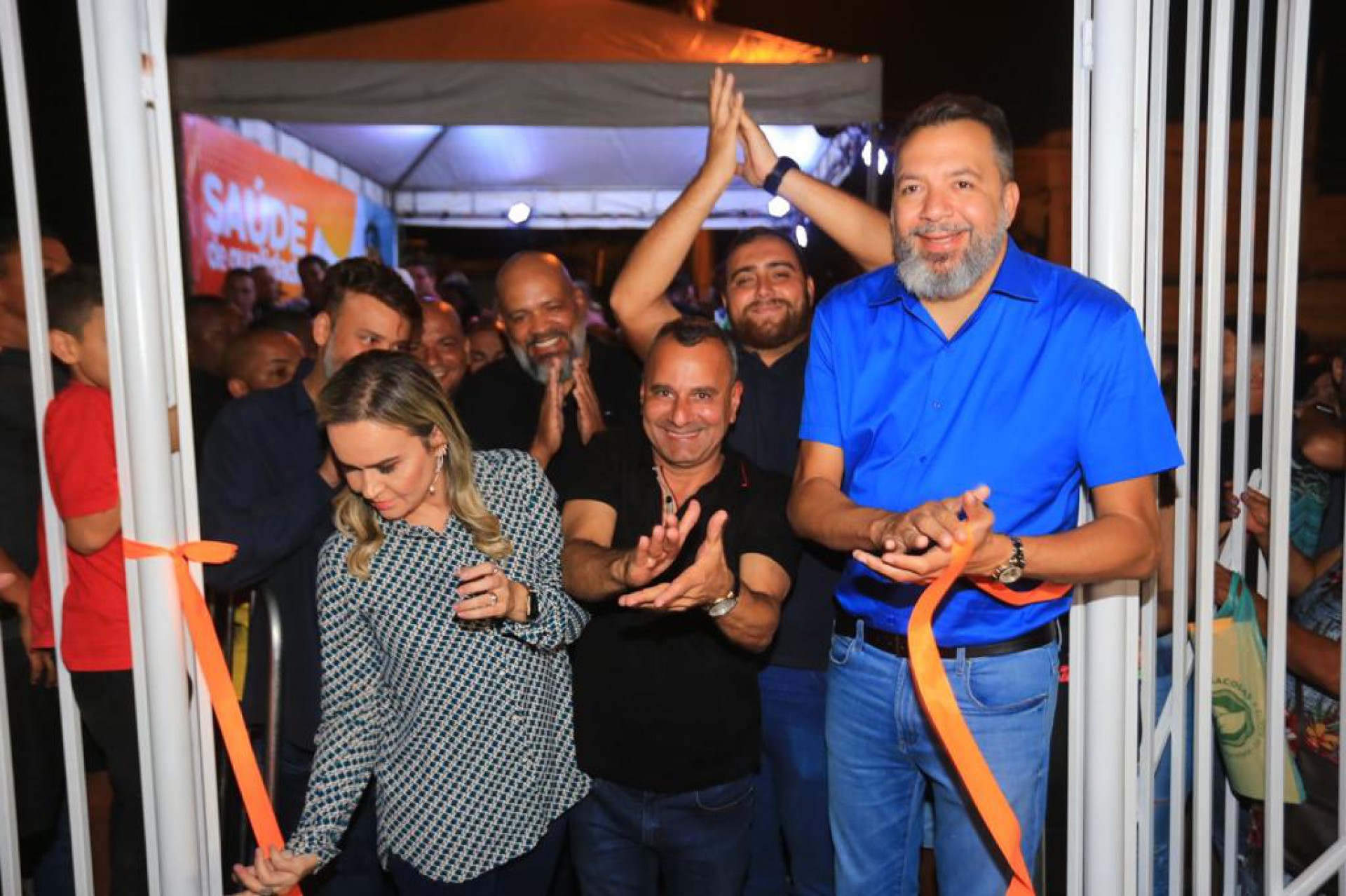Daniela do Waguinho, prefeito Waguinho e Marcio Canella cortam a fita de inauguração da USF - Rafael Barreto / PMBR