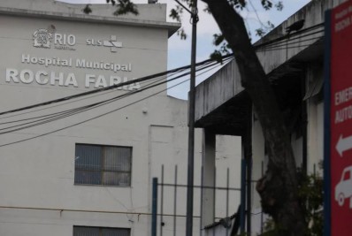 Viatura da PRF capota na Avenida Brasil