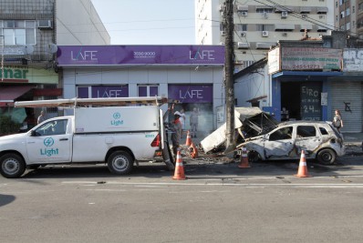 Vídeo: carro atinge barraca de chaveiro e pega fogo na Vila da Penha