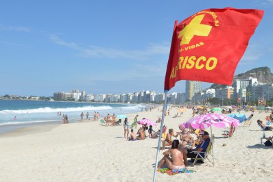 No Dia Mundial dos Oceanos, pesquisa alerta para contaminação de microplásticos nas praias cariocas 