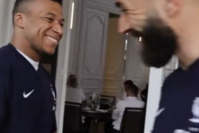 Após indiretas, Benzema e Mbappé se abraçam em encontro na Seleção Francesa