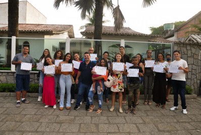 Alunos recebem certificado de conclusão de curso gratuito oferecido pela Prefeitura de Magé