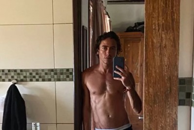 Jesuíta Barbosa exibe corpo em selfie usando apenas uma cueca preta