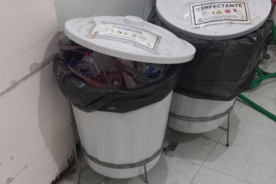 Mulher flagra mistura de lixo infectante com comum e acusa hospital de Cabo Frio de descaso