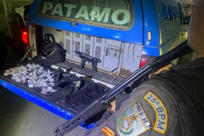 Quarteto é preso com metralhadora dentro de carro em Cabo Frio