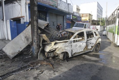 Carro pega fogo após bater em veículo e poste na Vila da Penha